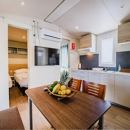 Three Bedroom Mobile With View 別荘 *
